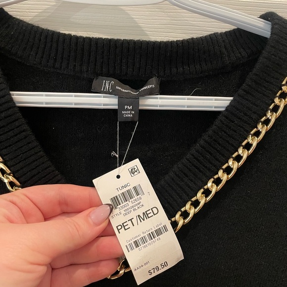 Woman’s black v neck sweater with gold
Chain
Bin 5 - Picture 3 of 4